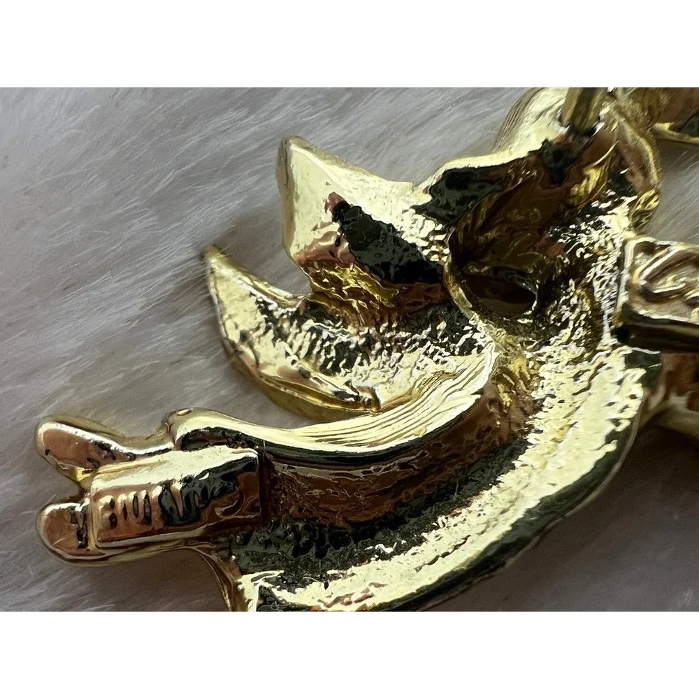 GiGi pin brooch